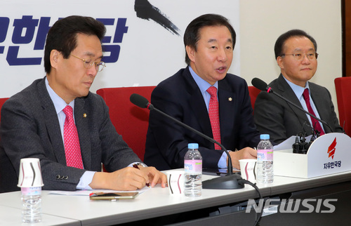 【서울=뉴시스】배훈식 기자 = 18일 오전 서울 여의도 국회 자유한국당 원내대표 회의실에서 열린 원내대책회의에 참석한 김성태 원내대표가 모두발언하고 있다. 왼쪽부터 함진규 정책위의장, 김 원내대표, 윤재옥 의원. 2017.12.18. dahora83@newsis.com