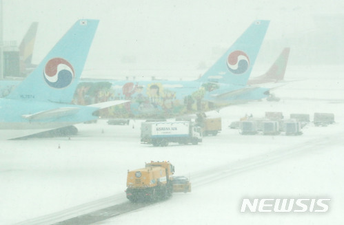 【인천공항=뉴시스】홍찬선 기자 = 13일 중부지방에 내린 폭설로 인해 인천공항과 김포공항을 출발하려던 항공기 운항이 지연 됐다. 사진은 인천공항 계류장의 모습. 2018.12.13. mania@newsis.com 