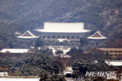 【서울=뉴시스】전진환 기자 = 서울에 대설특보가 내려진 18일 오전 서울 종로구 경복궁 뒤로 보이는 청와대가 눈으로 덮여 있다. 2017.12.18. amin2@newsis.com