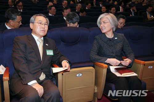 【서울=뉴시스】 사진공동취재단 = 강경화 외교부 장관(오른쪽)과 우윤근 주 러시아 대사가 서울 종로구 외교부 청사에서 열린 재외공관장회의에서 대화를 하고 있다. 2018. 12.13 photo@newsis.com