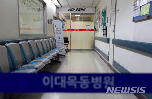 【서울=뉴시스】박진희 기자 = 신생아 사망 사건이 발생한지 하루가 지난 18일 오후 서울 양천구 이대목동병원 신생아 중환자실이 잠정 폐쇄되어 있다.&nbsp; 지난 16일 오후 9시30분께부터 오후 11시30분께 사이 이대목동병원 신생아 중환자실에서 남아 2명, 여아 2명 등 총 4명의 환아가 연달아 숨졌으며, 현재 경찰이 수사중에 있다. 2017.12.18.pak7130@newsis.com