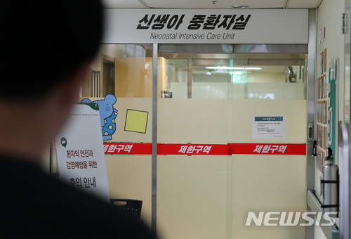 【서울=뉴시스】박진희 기자 = 신생아 사망 사건이 발생한지 하루가 지난 18일 오후 서울 양천구 이대목동병원 신생아 중환자실이 잠정 폐쇄되어 있다.&nbsp; 지난 16일 오후 9시30분께부터 오후 11시30분께 사이 이대목동병원 신생아 중환자실에서 남아 2명, 여아 2명 등 총 4명의 환아가 연달아 숨졌으며, 현재 경찰이 수사중에 있다. 2017.12.18. pak7130@newsis.com