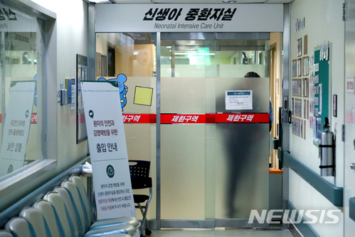 【서울=뉴시스】박진희 기자 = 신생아 사망 사건이 발생한지 하루가 지난 18일 오후 잠정 폐쇄된 서울 양천구 이대목동병원 신생아중환자실에서 경찰이 나오고 있다. 지난 16일 오후 9시30분께부터 오후 11시30분께 사이 이대목동병원 신생아 중환자실에서 남아 2명, 여아 2명 등 총 4명의 환아가 연달아 숨졌으며, 현재 경찰이 수사중에 있다. 2017.12.18.pak7130@newsis.com