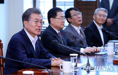 【서울=뉴시스】전신 기자 = 문재인 대통령이 18일 청와대 여민관에서 열린 수석보좌관회의에서 모두발언하고 있다. 2017.12.18. photo1006@newsis.com