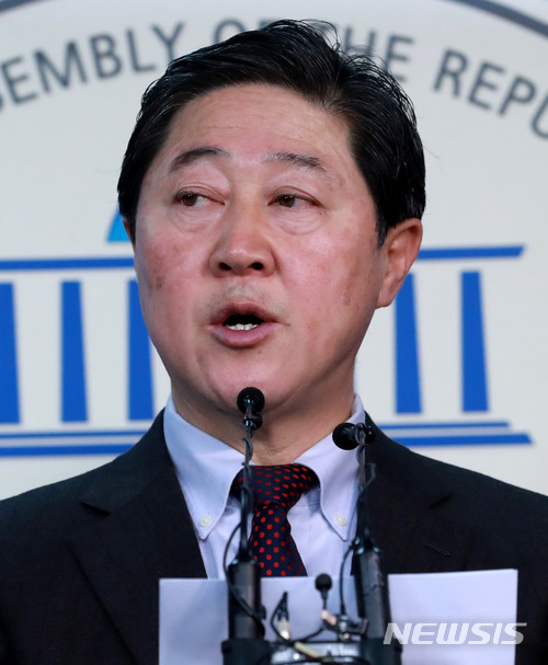 【서울=뉴시스】이영환 기자 = 자유한국당 유기준 의원이 18일 오후 당무감사 관련 기자회견을 하고 있다. 자유한국당은 전날 당무감사 결과 발표를 발표하고 서청원·유기준·배덕광·엄용수 현역의원 4명과 원외 당협위원장 58명 등 총 62명의 당협위원장 자격을 박탈했다 2017.12.18.&nbsp; 20hwan@newsis.com