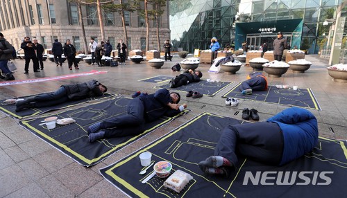 【서울=뉴시스】고범준 기자 = 홈리스추모제공동기획단이 18일 오후 서울 용산구 서울역 광장에서 '2017 홈리스 추모주간 선포 기자회견'을 마치고 서울시청 앞에서 주거정책을 요구하는 퍼포먼스를 하고 있다. 이 단체는 매년 동짓날(12월 22일)진행되는 홈리스 추모문화제와 함께 홈리스 추모주간(12월 18일부터 22일까지)을 통해 홈리스 복지와 인권 보장을 위한 대책을 요구하고 있다. 2017.12.18. bjko@newsis.com