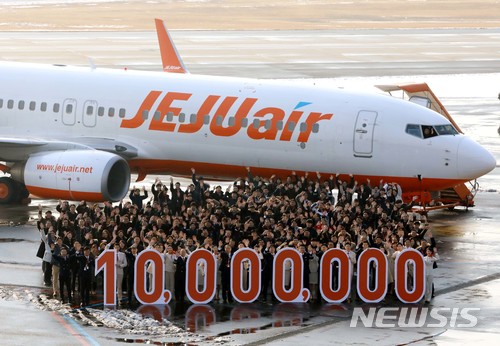 【서울=뉴시스】 18일 서울 강서구 김포국제공항 주기장에서 제주항공 임직원들이 ‘연간 1000만명의 승객을 모신 제주항공 사람들’이라는 주제의 자축행사를 가지고 있다. 제주항공(대표이사 이석주)은 2006년 취항이후 처음으로 연간 1000만명을 수송했다. 2017.12.18. (사진=제주항공 제공) photo@newsis.com