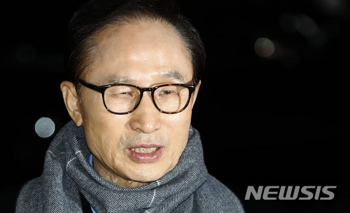 【서울=뉴시스】최동준 기자 = 이명박 전 대통령이 지난 18일 전·현직 의원들과 만참 겸 송년회를 갖기 위해 서울 강남구 신사동 한 음식점 앞에 도착해 취재진 질문에 답변하고 있다. 2017.12.18. photocdj@newsis.com