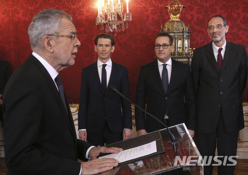 【빈=AP/뉴시스】 18일(현지시간) 오스트리아 빈 대통령 집무실에서 열린 새 정부 취임행사에서 알렉산더 판데에벨렌 대통령(맨 왼쪽)이 연설하고 있다. 뒤편 왼쪽부터 제바스티안 쿠르츠 신임 총리와 하인츠 크리스티안 슈트라헤 부총리, 하인츠 파스만 교육부 장관의 모습. 2017.12.19.