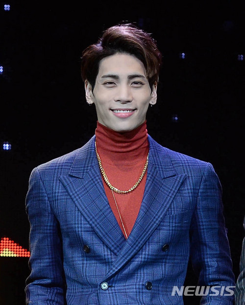 【서울=뉴시스】추상철 기자 = 그룹 샤이니의 멤버 종현(본명 김종현)이 18일 오후 숨진 채 발견됐다. 서울 강남경찰서는 이날 종현이 서울 청담동 레지던스에서 갈탄을 프라이팬에 피워놓은 채 스스로 목숨을 끊었다고 밝혔다. 경찰에 따르면 이날 오후 4시42분께 종현의 친누나가 동생이 자살을 시도한 것 같다고 신고했다. 실종팀은 오후 6시10분께 종현을 발견해 심정지 상태인 종현을 서울 화양동 건국대병원으로 이송했으나 숨졌다. 2017.12.18. scchoo@newsis.com