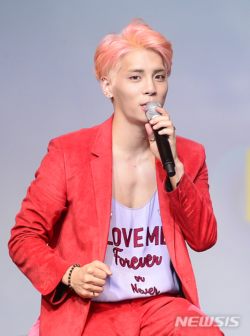 【서울=뉴시스】추상철 기자 = 그룹 샤이니의 멤버 종현(본명 김종현)이 18일 오후 숨진 채 발견됐다. 서울 강남경찰서는 이날 종현이 서울 청담동 레지던스에서 갈탄을 프라이팬에 피워놓은 채 스스로 목숨을 끊었다고 밝혔다. 경찰에 따르면 이날 오후 4시42분께 종현의 친누나가 동생이 자살을 시도한 것 같다고 신고했다. 실종팀은 오후 6시10분께 종현을 발견해 심정지 상태인 종현을 서울 화양동 건국대병원으로 이송했으나 숨졌다. 2017.12.18.scchoo@newsis.com