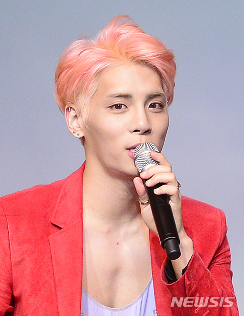 【서울=뉴시스】추상철 기자 = 그룹 샤이니의 멤버 종현(본명 김종현)이 18일 오후 숨진 채 발견됐다. 서울 강남경찰서는 이날 종현이 서울 청담동 레지던스에서 갈탄을 프라이팬에 피워놓은 채 스스로 목숨을 끊었다고 밝혔다. 경찰에 따르면 이날 오후 4시42분께 종현의 친누나가 동생이 자살을 시도한 것 같다고 신고했다. 실종팀은 오후 6시10분께 종현을 발견해 심정지 상태인 종현을 서울 화양동 건국대병원으로 이송했으나 숨졌다. 2017.12.18.scchoo@newsis.com
