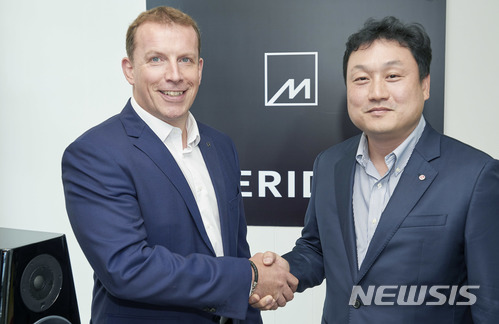 LG전자는 19일 영국 하이엔드 오디오 브랜드 ‘메리디안 오디오(Meridian Audio)’와 파트너십을 맺고 사운드바, 포터블 스피커 등에 최적화된 고음질 음향 기술을 적용한다고 밝혔다. 영국 헌팅턴에 위치한 메르디안 오디오 본사에서 LG전자 HE사업본부 CAV사업담당 서영재 상무(오른쪽)와 메리디안 CEO 존 뷰캐넌(John Buchanan, 왼쪽)이 악수를 하고 있다.<사진= LG전자 제공> 