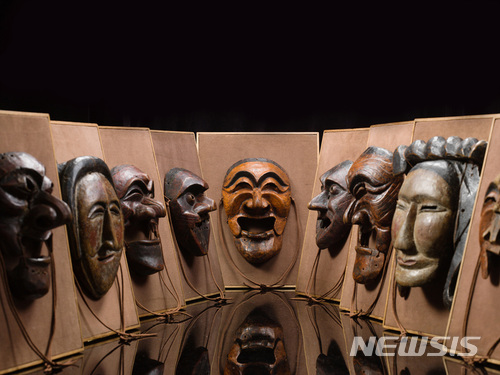 【안동=뉴시스】김진호 기자 = 지난 1964년 경북 안동시를 떠나 그동안 국립중앙박물관 수장고에서 보관돼 오던 하회탈(국보 제121호·사진)과 병산탈이 오는 27일 영원히 안동으로 되돌아온다. 2017.12.19 (사진=안동시 제공) photo@newsis.com