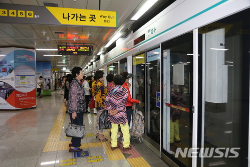 【광주=뉴시스】송창헌 기자 = 광주도시철도 1호선에서 시민들이 노선열차를 기다리는 모습. 2018.03.08 (사진=뉴시스DB) photo@newsis.com