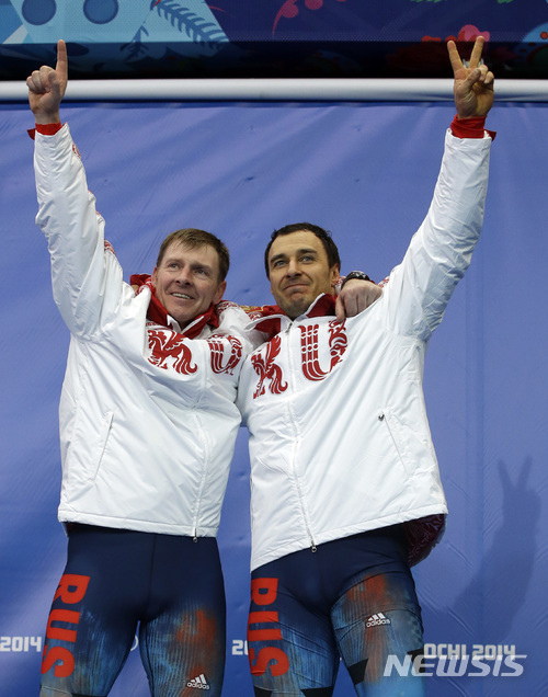 【서울=AP/뉴시스】 2014 소치 동계올림픽 2인승 봅슬레이에서 금메달을 획득한 러시아의 알렉세이 보에보다(오른쪽)와 알렉산더 줍코프.&nbsp; 