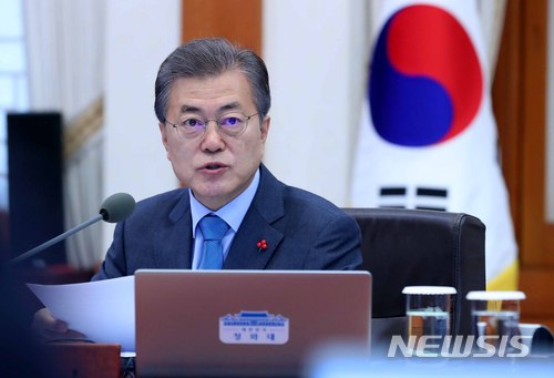 【서울=뉴시스】전신 기자 = 문재인 대통령이 19일 청와대 본관에서 열린 국무회의를 주재하고 있다. 2017.12.19.&nbsp; photo1006@newsis.com
