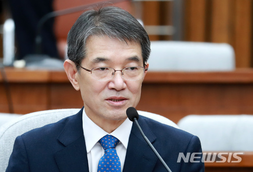 【서울=뉴시스】이영환 기자 = 안철상 대법관이 후보자였던 지난해 12월19일 서울 여의도 국회 제3회의장에서 열린 인사청문회에 참석해 의원들의 질의에 답하고 있다. 2017.12.19. 20hwan@newsis.com