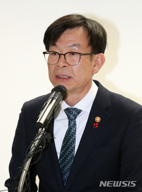 【서울=뉴시스】박진희 기자 = 김상조 공정거래위원장이 19일 서울 중구 공정거래조정원에서 2012년부터 2016년까지 공정거래위원회(이하 '공정위')가 처리한 가습기 살균제 사건처리 과정 조사 결과에 대해 사과를 하고 있다. 이날 가습기 살균제 사건처리 평가 TF는 공정위가 2016년 가습기 살균제 사건에 대하여 심의절차종료로 의결한 것에 대하여 유감을 표명하고, 조속한 시일 내에 추가적인 조사와 심의를 통하여 적절한 조치를 취해 줄 것을 공정위에 권고했다. 2017.12.19.pak7130@newsis.com