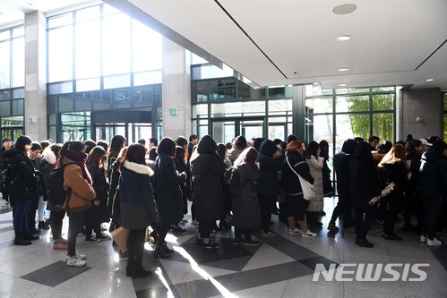 【서울=뉴시스】 사진공동취재단 = 18일 사망한 故 샤이니 종현의 빈소가 19일 서울 풍납동 서울아산병원에 마련된 가운데 팬들이 조문을 하기 위해 일반인 조문 장례식장으로 향하고 있다. 일반인 조문은 같은 병원 장례식장 지하 1층 3호실을 통해 가능하다. 발인은 오는 21일 9시, 장지는 미정이다. 2017.12.19. photo@newsis.com