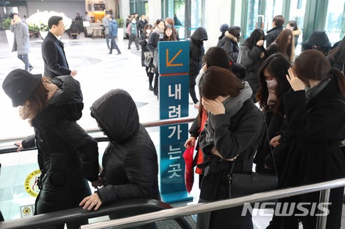 【서울=뉴시스】 사진공동취재단 = 18일 사망한 故 샤이니 종현의 빈소가 19일 서울 풍납동 서울아산병원에 마련된 가운데 팬들이 조문을 하기 위해 일반인 조문 장례식장으로 향하고 있다. 일반인 조문은 같은 병원 장례식장 지하 1층 3호실을 통해 가능하다. 발인은 오는 21일 9시, 장지는 미정이다. 2017.12.19. photo@newsis.com