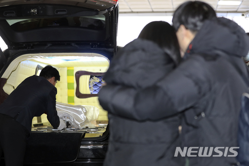 【서울=뉴시스】최진석 기자 = 19일 오후 서울 양천구 이대목동병원 장례식장에서 신생아 집중 치료 중 숨진 신생아의 발인에서 유가족이 운구차를 바라보며 눈물을 흘리고 있다. 2017.12.19.&nbsp; myjs@newsis.com