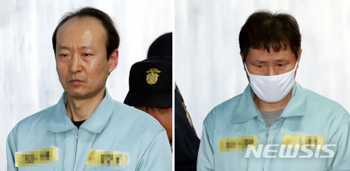 【서울=뉴시스】임태훈 기자 = 이재만(왼쪽) 전 대통령비서실 총무비서관과 안봉근 전 대통령비서실 제2부속비서관이 지난해 12월19일 서울 서초구 서울중앙지법에서 열린 재판에 출석하고 있다. 2017.12.19. taehoonlim@newsis.com