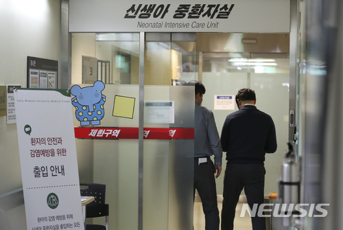 【서울=뉴시스】최진석 기자 = 서울경찰청 광역수사대 관계자들이 19일 오후 서울 양천구 이대목동병원 신생아 중환자실에서 신생아중환자 4명 사망과 관련해 압수수색을 하고 있다. 지난 16일 이대목동병원 신생아 중환자실에서 남아 2명, 여아 2명 등 총 4명의 환아가 연달아 사망, 현재 경찰이 수사중에 있다. 2017.12.19.&nbsp; myjs@newsis.com