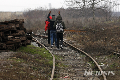 【시드=AP/뉴시스】 2017년 사진으로 발칸 반도 세르비아 접경지에서 유럽 이주 시도자들이 유럽연합 회원국인 크로아티아를 왼쪽으로 하고 철길을 따라 걷고 있다. 2017. 12. 19. 