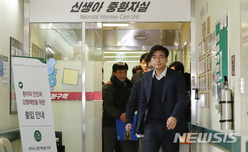 【서울=뉴시스】임태훈 기자 = 19일 오후 서울 양천구 이대목동병원 신생아 중환자실에서 신생아중환자 4명 사망과 관련해 압수수색을 마친 서울경찰청 광역수사대 관계자들이 압수품을 들고 병실을 나서고 있다. 지난 16일 이대목동병원 신생아 중환자실에서 남아 2명, 여아 2명 등 총 4명의 환아가 연달아 사망, 현재 경찰이 수사중에 있다. 2017.12.19. taehoonlim@newsis.com