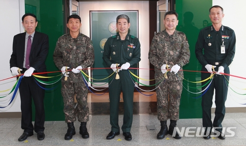 【영동=뉴시스】이성기 기자 = 20일 오전 충북 영동 육군종합행정학교 군무원 역사관 개관식에서 김갑수 육군종합행정학교장(가운데) 등이 기념 색줄을 자르고 있다.2017.12.20(사진=육군종합행정학교 제공) sklee@newsis.com