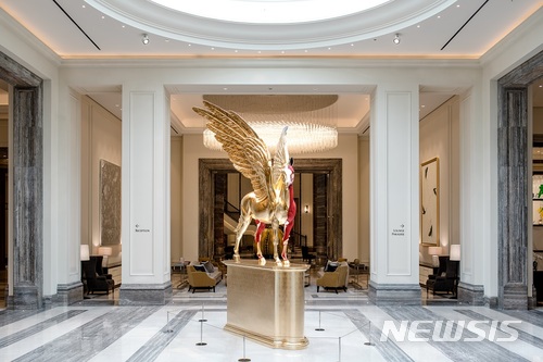 파라다이스시티 데미안 허스트 '골드레전드'