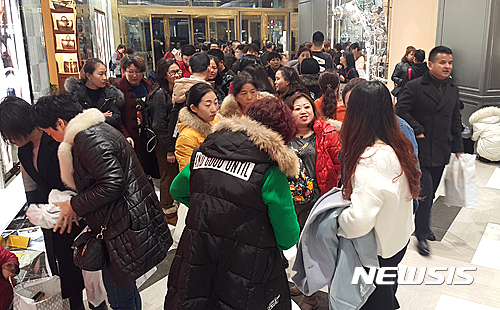 제주시내 한 면세점에서 쇼핑을 기다리는 중국인 관광객들 <뉴시스 DB>