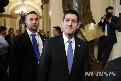 【워싱턴=AP/뉴시스】 폴 라이언 하원의장은 19일(현지시간) 도널드 트럼프 행정부의 세제 개혁안 투표를 마친뒤 의사당을 떠나고 있다. 라이언 의장은 이날 표결에 앞서 “오늘 우리는 이 나라 국민들에게 그들의 돈을 돌려 주는 것”이라고 말했다. 이에 대해 방청석에 있던 한 여성은 “당신은 거짓말을 하고 있다. 단지 부자들만 혜택을 보게 될 것”이라고 소리쳤다. 다른 방청객들도 “(세제 개혁) 법안을 죽여라. 우리를 죽이지 마라”라고 외쳤다.2017.12.20. 