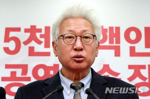 【서울=뉴시스】이영환 기자 = 류석춘 자유한국당 혁신위원장이 20일 오전 서울 여의도 자유한국당 브리핑룸에서 제8차 혁신안 발표를 하고 있다. 2017.12.20.&nbsp; 20hwan@newsis.com