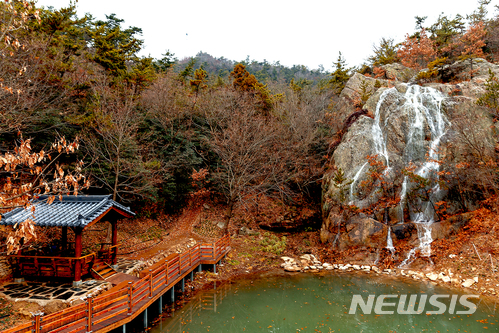【목포=뉴시스】박상수 기자 =&nbsp; 전남 목포시는 유달산 둘레길과 고하도 용오름길이 겨울바다와 산의 매력을 동시에 느낄 수 있는 '트레킹 명소'로 부상하고 있다고 20일 밝혔다. 사진은 유달산에 1912년 조성됐으나 장기간 방치되다 둘레길에 편입돼 최근 친수공간으로 재탄생한 옛 수원지. 2017.12.20 (사진=목포시 제공) photo@newsis.com