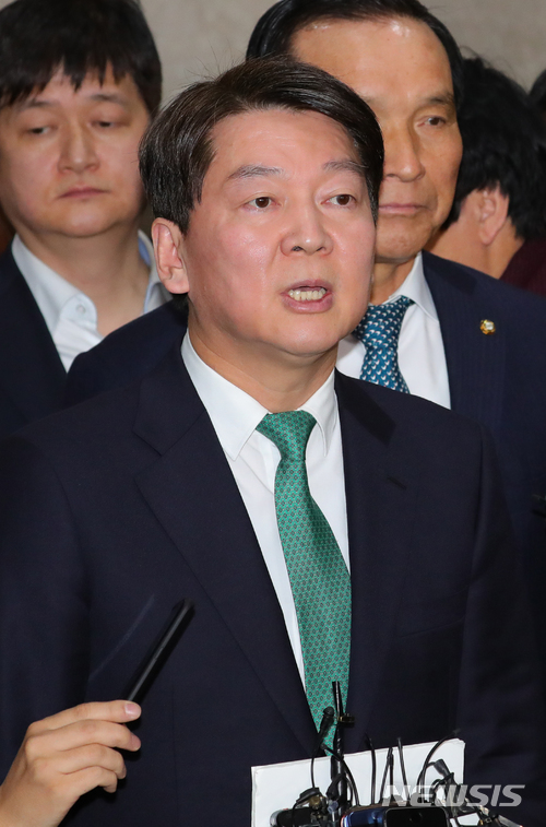 【서울=뉴시스】배훈식 기자 = 20일 오전 서울 여의도 국회 정론관 앞에서 안철수 국민의당 대표가 취재진의 질문에 답하고 있다. 안 대표는 바른정당과의 통합에 당원이 찬성하면 백의종군하고 반대하면 사퇴하겠다고 말했다. 2017.12.20. dahora83@newsis.com