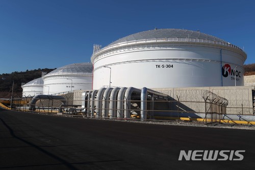 【서울=뉴시스】 20일 전남 여수비축기지에서 한국석유공사 여수 비축기지 추가지상탱크 준공식이 열렸다. 이번 추가 지상탱크 완공에 따라 여수 석유비축기지는 기존시설을 포함, 국내 석유소비량의 약 19일 분에 해당하는 총 5200만 배럴의 원유 비축시설을 보유하게 되었다. 2017.12.20. (사진=한국석유공사 제공) photo@newsis.com