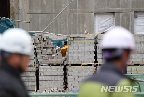 【평택=뉴시스】이정선 기자 = 20일 오후 경기 평택의 한 아파트 신축현장 타워크레인 지브(붐대)사고 현장에서 과학수사대 및 관계자들이 현장검증을 하고 있다.지난 18일 오후 2시 45분께 해당 아파트 건설현장에서 타워크레인 인상 작업 중 20층 높이의 지브(붐대)가 꺾이는 사고가 발생해 작업 중이던 인부 4명중 1명은 사망하고 3명은 부상을 입었다. 2017.12.20. ppljs@newsis.com