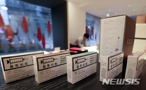 【서울=뉴시스】최진석 기자 = 20일 오후 서울 종로구 아이코스 스토어 광화문점에 아이코스 히츠(HEETS)가 진열돼 있다. 이날부터 한국필립모리스는 궐련형 전자담배 아이코스 전용 담배 제품인 히츠의 소비자 가격을 갑당 4300원에서 4500원으로 인상했다. 2017.12.20.  myj@newsis.com