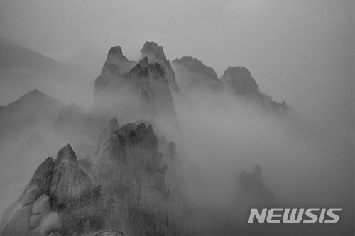 【서울=뉴시스】강레아의 '설악의 숨' (사진=갤러리 브레송,강레아 작가 제공.사진은 이 기사 외 사용을 불허합니다.) photo@newsis.com