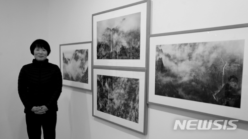 【서울=뉴시스】조수정 기자 = 갤러리 브레송에서 '설악의 숨' 전시중인 강레아 사진가. chocrystal@newsis.com