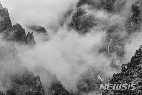 【서울=뉴시스】강레아의 '설악의 숨' (사진=갤러리 브레송,강레아 작가 제공.사진은 이 기사 외 사용을 불허합니다.) photo@newsis.com