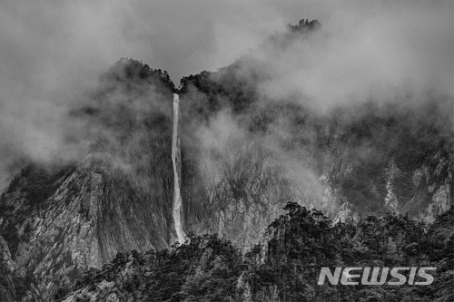 【서울=뉴시스】강레아의 '설악의 숨' (사진=갤러리 브레송,강레아 작가 제공.사진은 이 기사 외 사용을 불허합니다.) photo@newsis.com