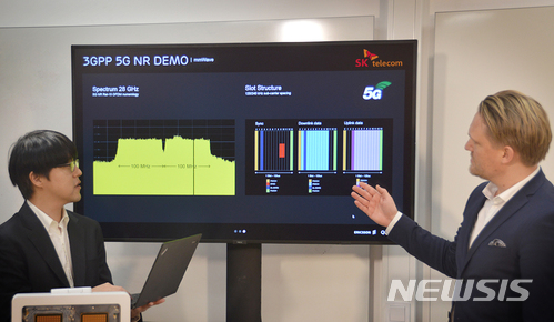【서울=뉴시스】 SK텔레콤과 에릭슨 연구원들이 스웨덴 스톡홀름 에릭슨 본사에서 5G 표준 규격 기반 기지국, 단말 등을 활용해 5G 초고속 데이터 등 핵심 기술을 시연하고 있는 모습. 2017.12.21 (사진 = SK텔레콤 제공) photo@newsis.com