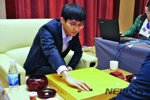 [2017 바둑계 10대 뉴스]커제 무너뜨린 알파고·세계 여자바둑 정복 등