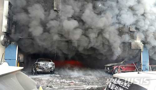 【제천=뉴시스】이병찬 기자 = 21일 오후 4시께 화재가 발생한 충북 제천시 하소동의 한 대형 목욕탕에서 불이 나 건물 전체가 연기에 휩싸여 있다.2017.12.21.(사진=독자 제공) photo@newsis.com