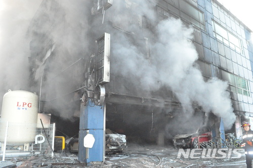 【제천=뉴시스】인진연 기자 = 22일 오후 4시께 화재가 발생한 충북 제천시 하소동의 한 대형 목욕탕에서 불이 나 건물이 연기에 휩싸여 있다.2017.12.21.(사진=제천소방서 제공) photo@newsis.com