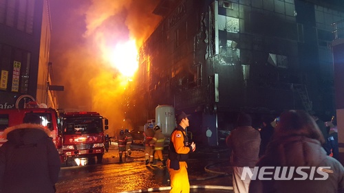 【제천=뉴시스】강신욱 기자 = 지난 2017년 12월 21일 오후 4시께 화재가 발생한 충북 제천시 하소동의 한 스포츠센터에서 불이 나 건물에서 불길이 치솟고 있다. ksw64@newsis.com