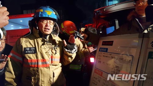 【제천=뉴시스】강신욱 기자 = 21일 오후 4시께 화재가 발생한 충북 제천시 하소동의 한 스포츠센터에서 불이 나 큰 인명 피해가 발생한 가운데 이상민 제천소방서장이 사고 브리핑을 하고 있다.2017.12.21. ksw64@newsis.com